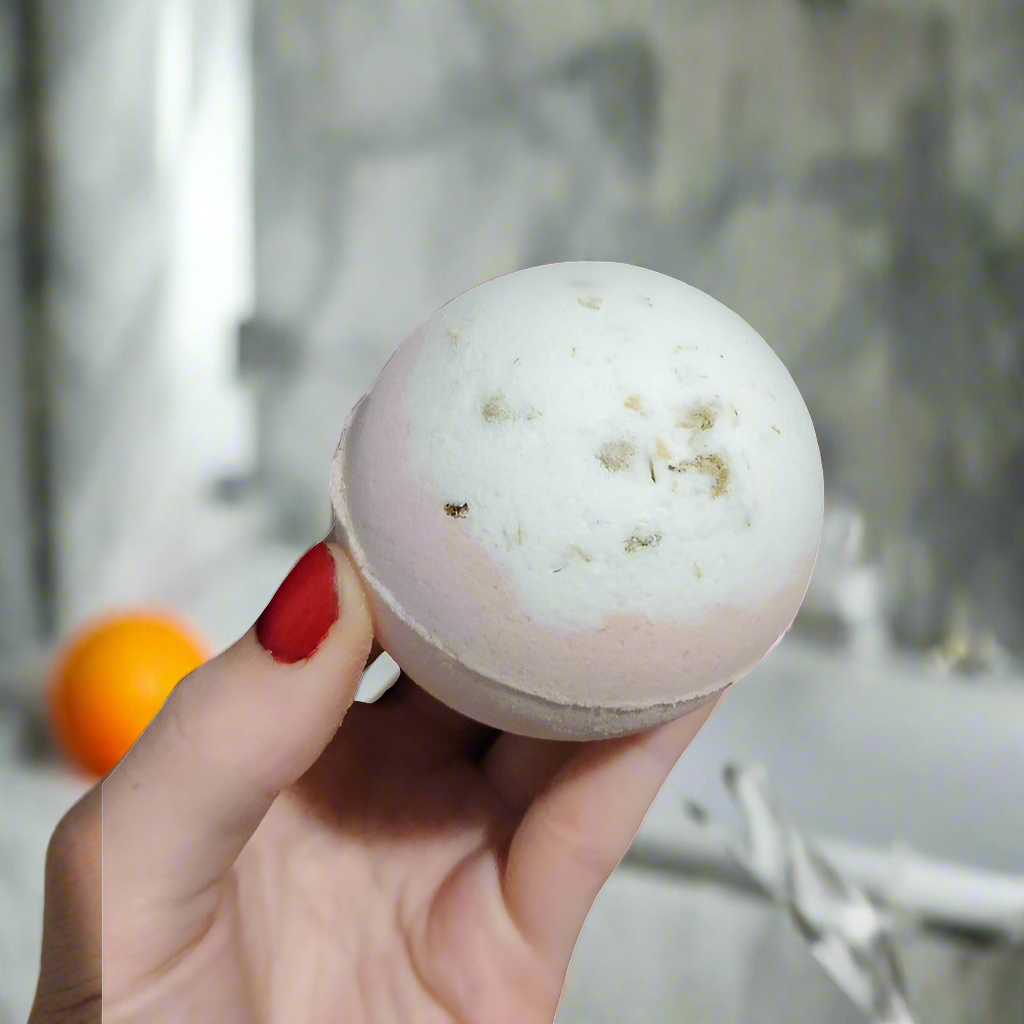Grapefruit scented bathbomb, white and pink with dried chamomile flowers 
