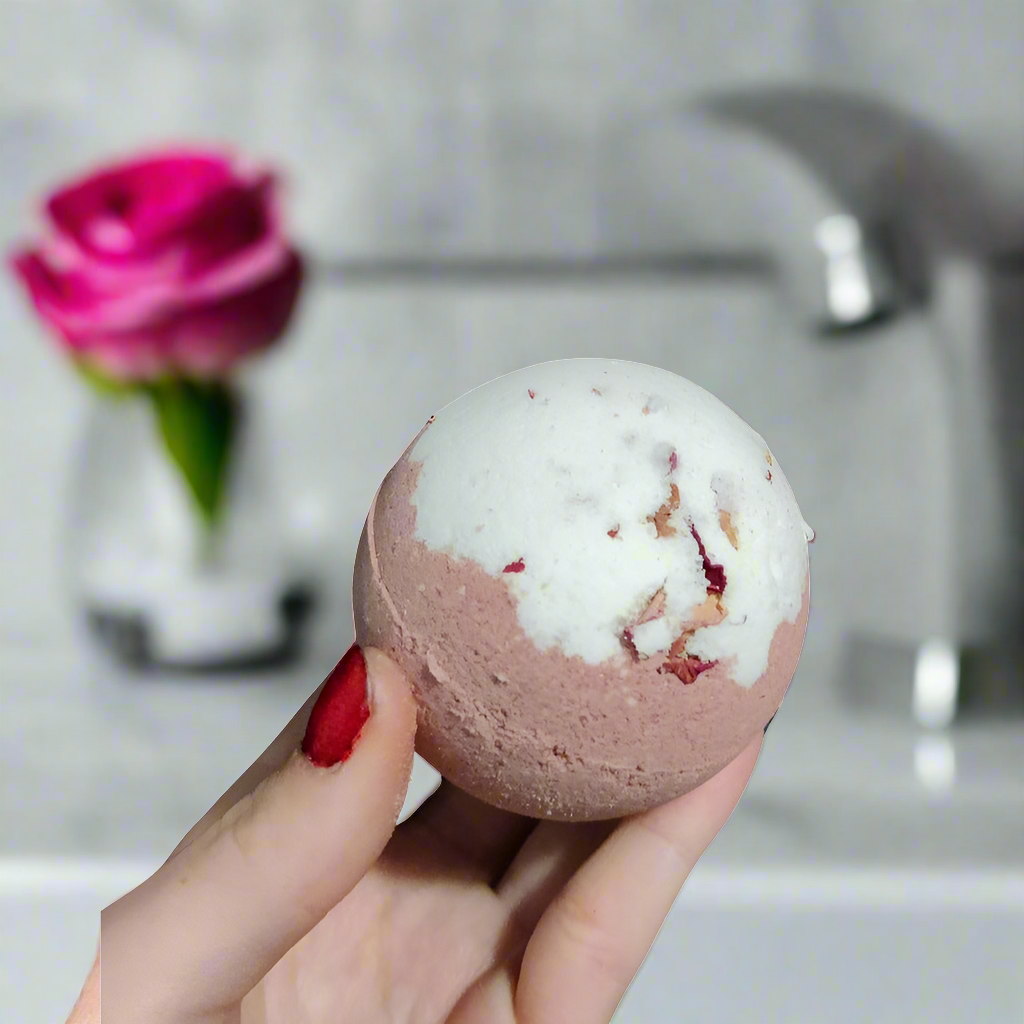 Rose Scented Bathbomb, with Rose petals 