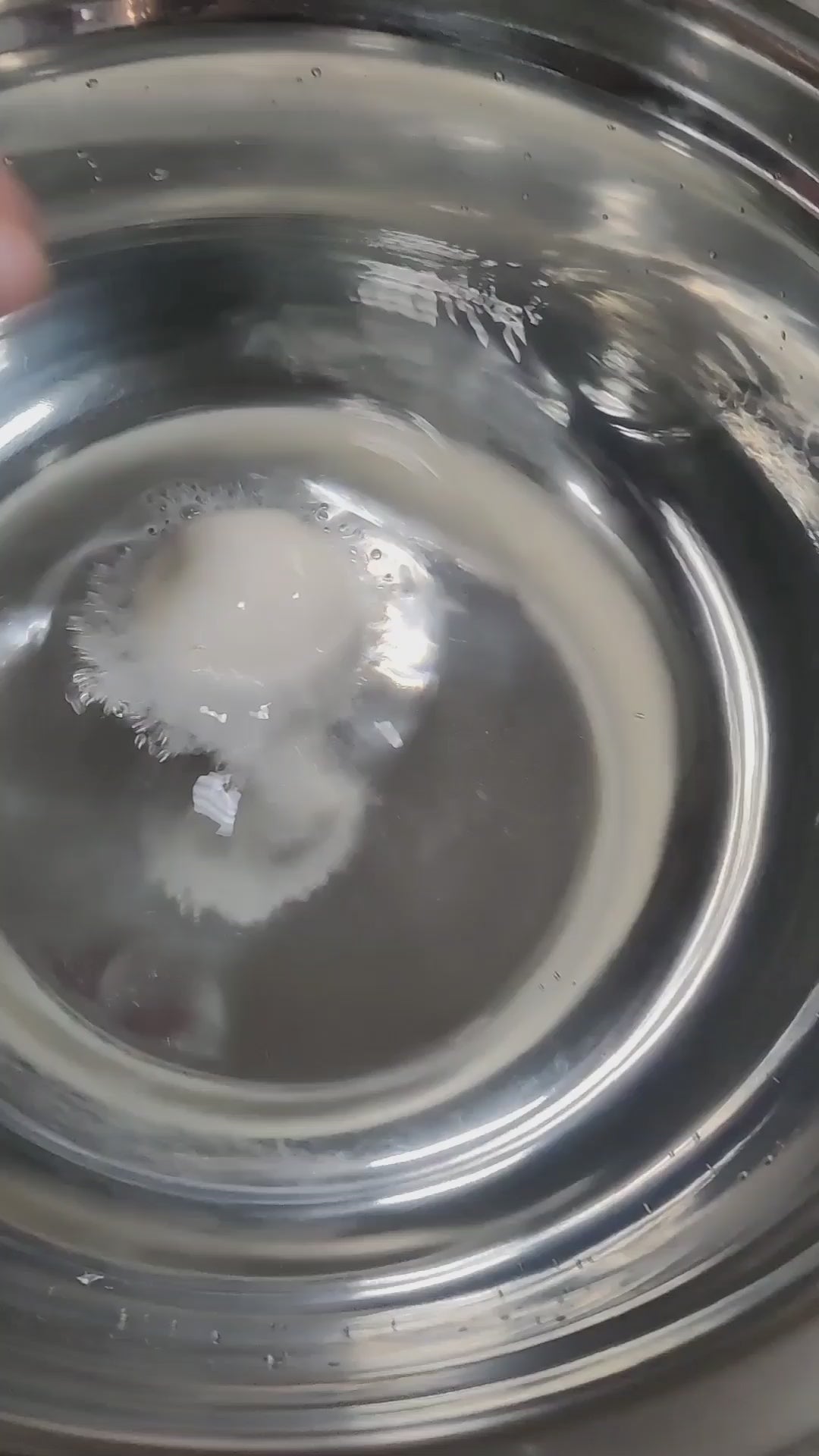 Mini Bathbombs Foaming and fizzing in water